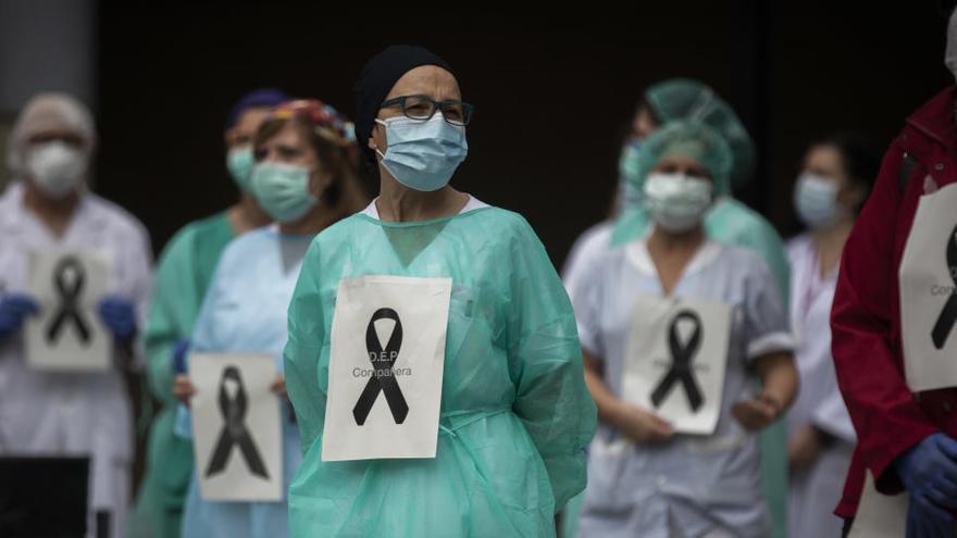 Un grupo de sanitarios concentrados por fuera de un centro hospitalario durante la pandemia.