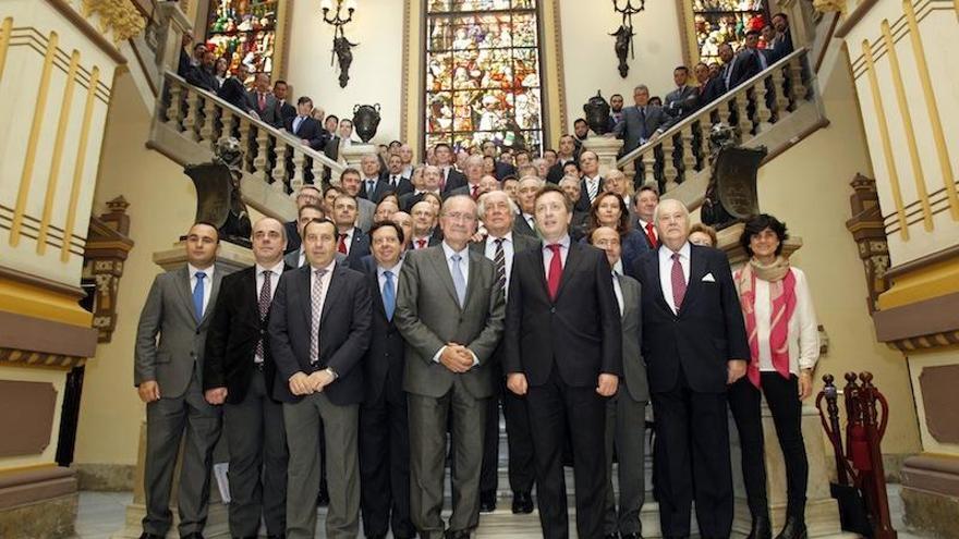 Foto de familia en la escalera del Ayuntamiento de Málaga.