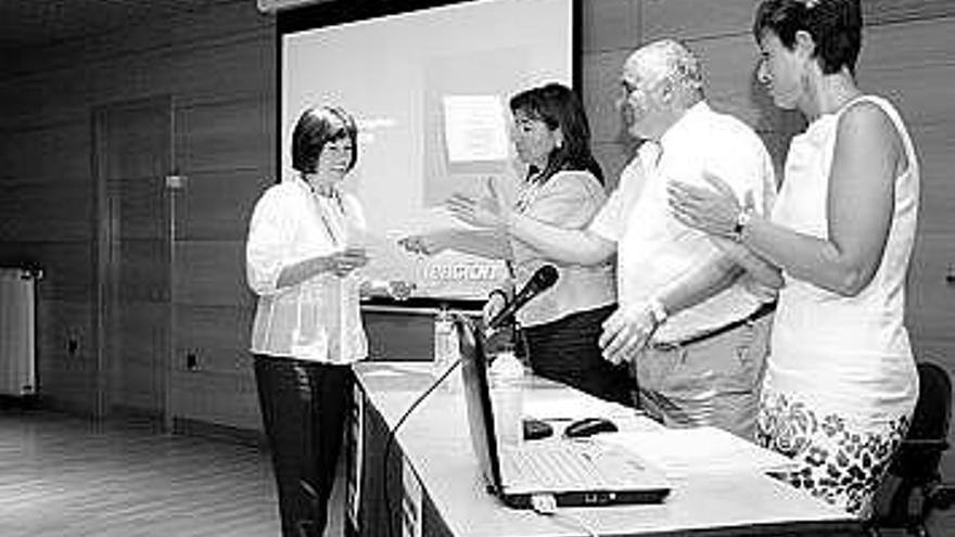 La entrega del diploma a una alumna del taller de empleo.