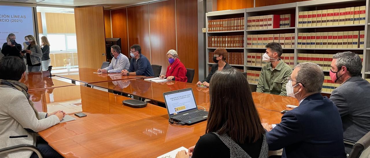 Fajarnés, Yllanes y Piñol, de espaldas, en la reunión con representantes de los ayuntamientos, Pimeef y Cámara de Comercio