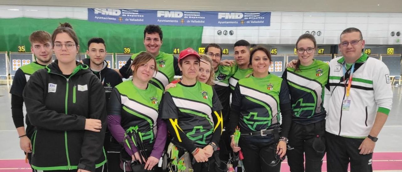 El director deportivo federativo, a la derecha, con arqueros extremeños.