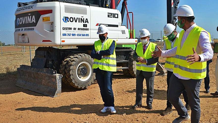 Visita institucional a los terrenos de Ecobarcial. | E. P.