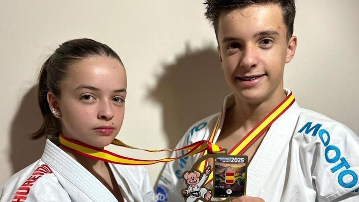 Izan Álvarez, con su hermana Inara, con las medallas de campeones de España