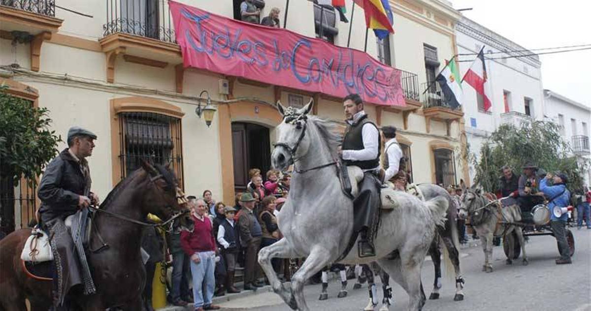 Un Jueves de Comadres en Madrigalejo de 3.000 personas