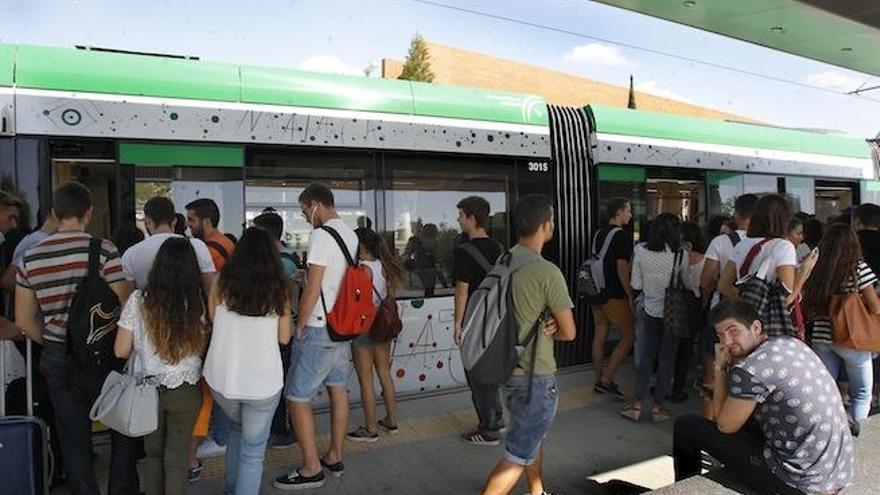 Viajeros en la zona de acceso al tren de la estación de la Universidad de Málaga.