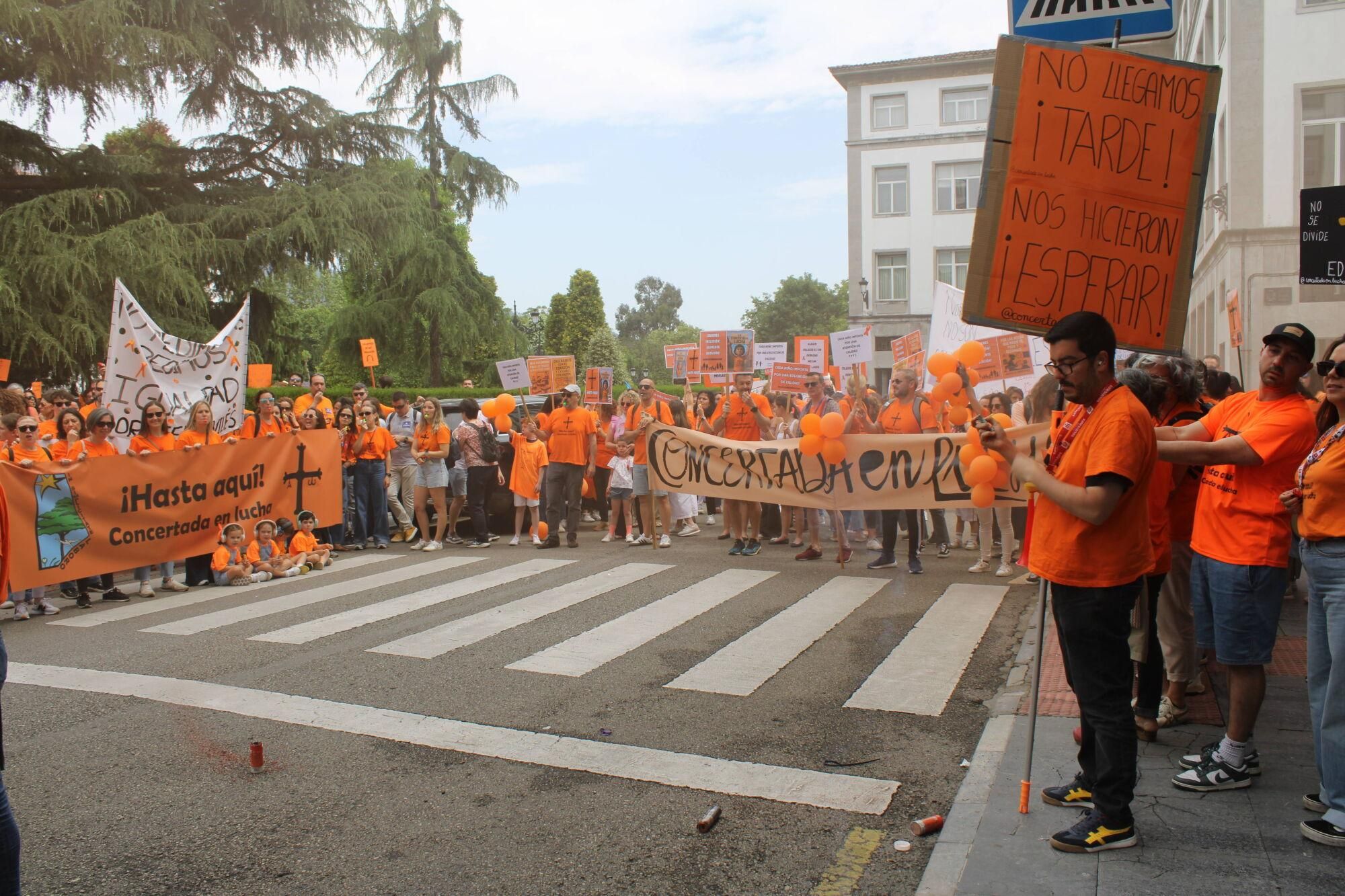 Así fue la multitudinaria marcha naranja de la concertada en Asturias