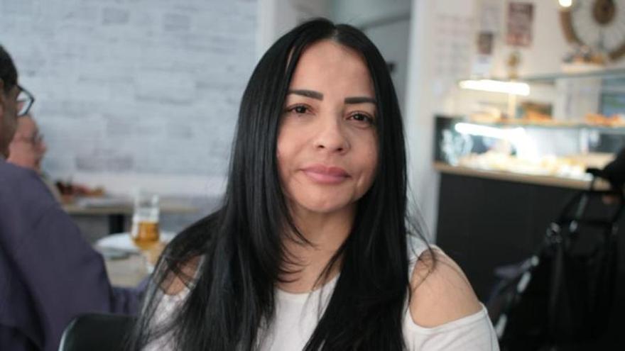 Yeny Raibosa, comerciante afectada por el edificio desalojado en Castelló: "Hemos tenido que cerrar y no sabemos cuándo abriremos"