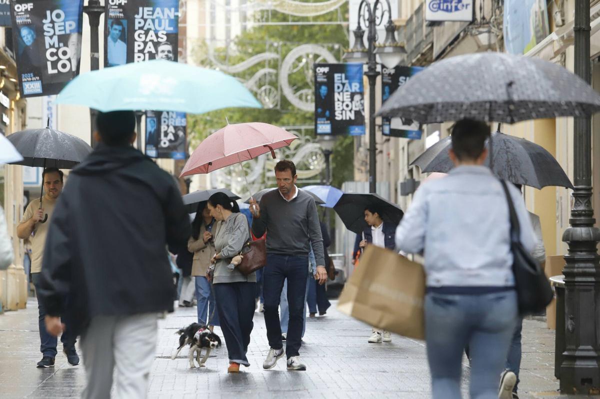 Temporal de lluvia y viento en Córdoba: el paraguas toma el protagonismo