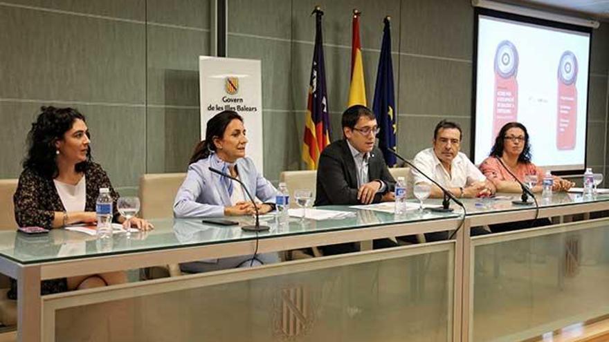 De izquierda a derecha, Isabel Castro (directora general de Trabajo); Inma Benito (Federación Hotelera); el conseller Iago Negueruela; José García (UGT) y Silvia Montejano (CCOO).