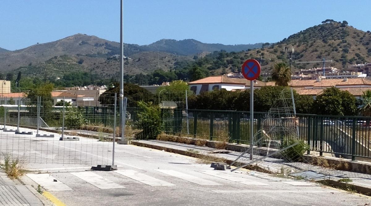 Son muchos los conductores que a diario se juegan el tipo y el coche al pasar por este tramo cortado de la calle Joaquín Gaztambide, tras el desplome de la acera y el muro que sostiene la carretera, tras las lluvias y la granizada de enero.
