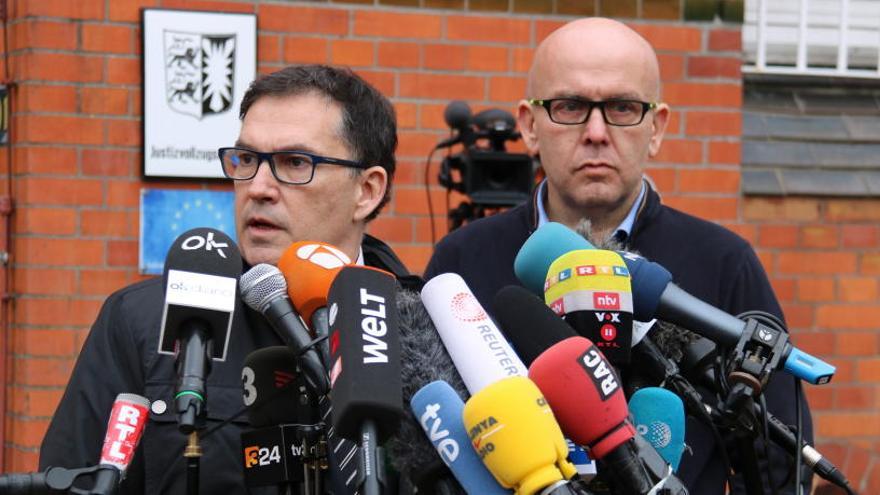 Jaume Alonso-Cuevillas i  Gonzalo Boye després de reunir-se amb Puigdemont