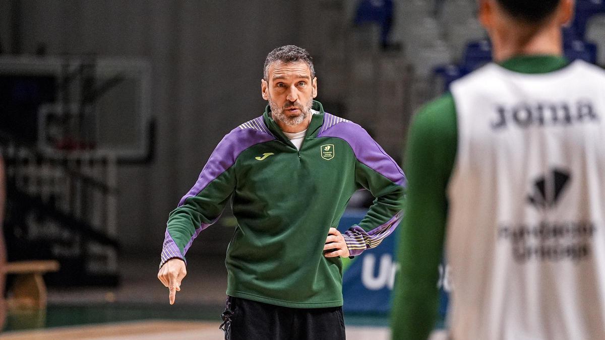 Ibon Navarro dirigiendo un entrenamiento del Unicaja.