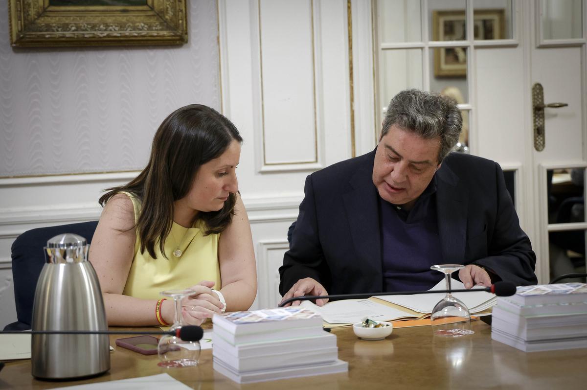 El portavoz de Vox, José María Llanos, y su adjunta, Ana Vega, en la Junta de Síndics reunida este miércoles en las Corts.