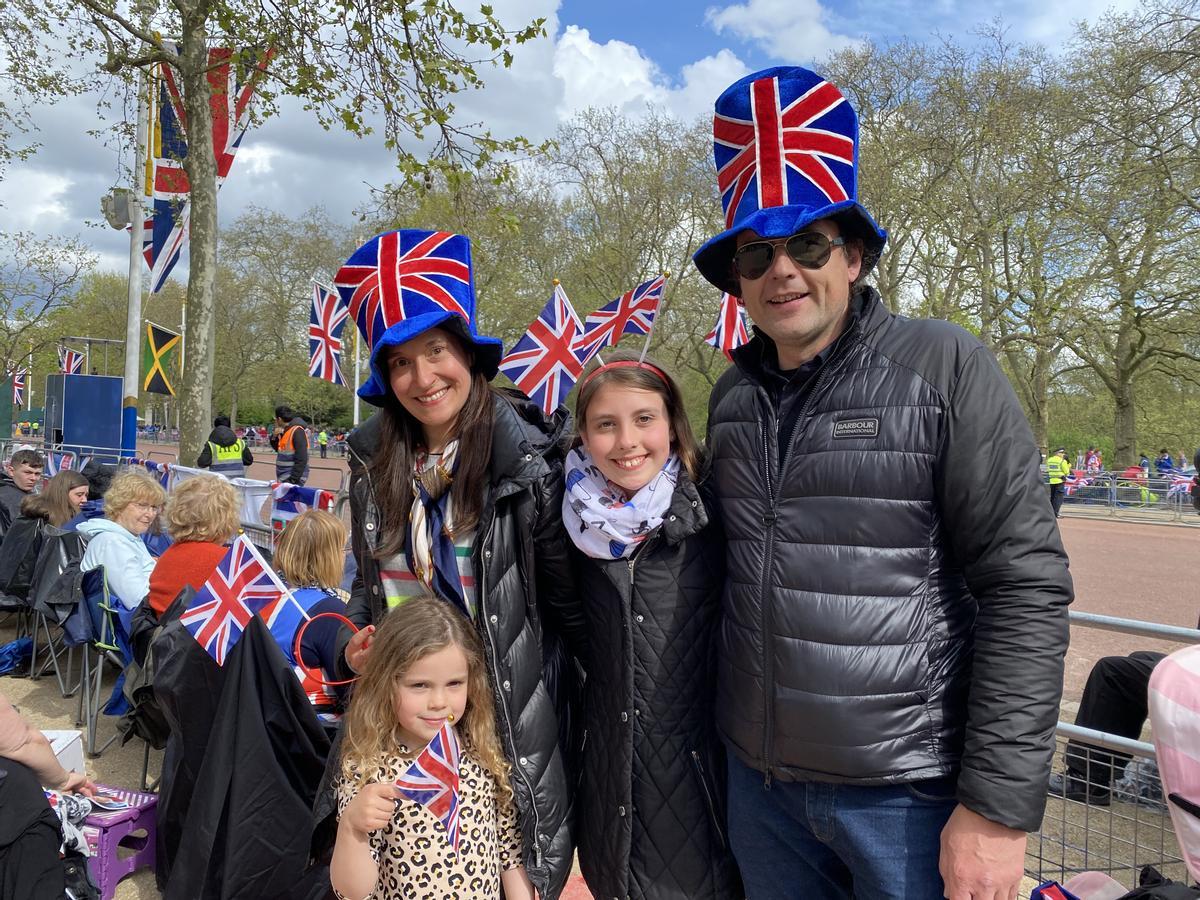 Audrey y James, con sus hijas, Ella y la pequeña Emi, han acudido a Londres desde Kent para presentar su respeto al rey.
