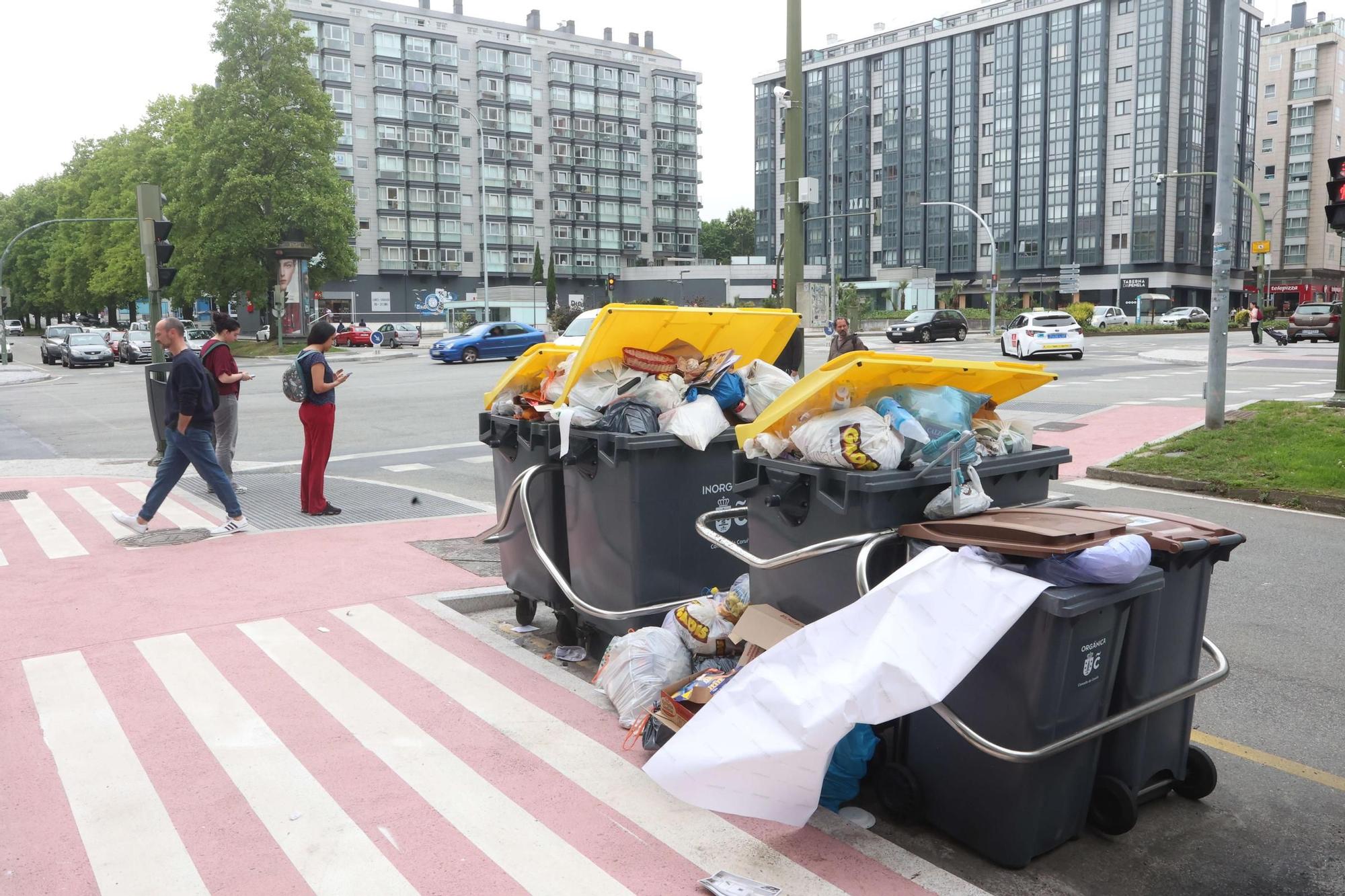 Huelga de la recogida de basuras en A Coruña: los desperdicios desbordan los contenedores