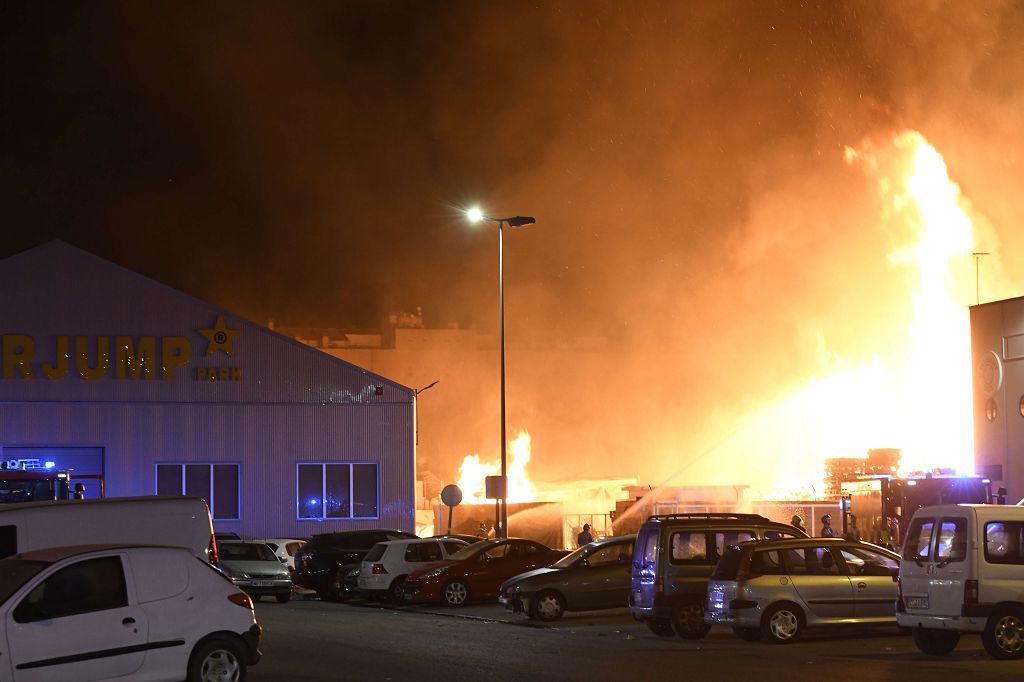 Estas son las imágenes que el aparatoso incendio de Puente Tocinos ha dejado este sábado