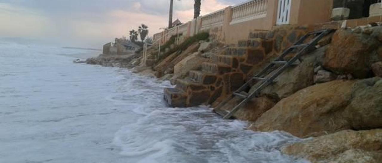 El mar borra varias playas de la Safor empujado por el temporal de levante