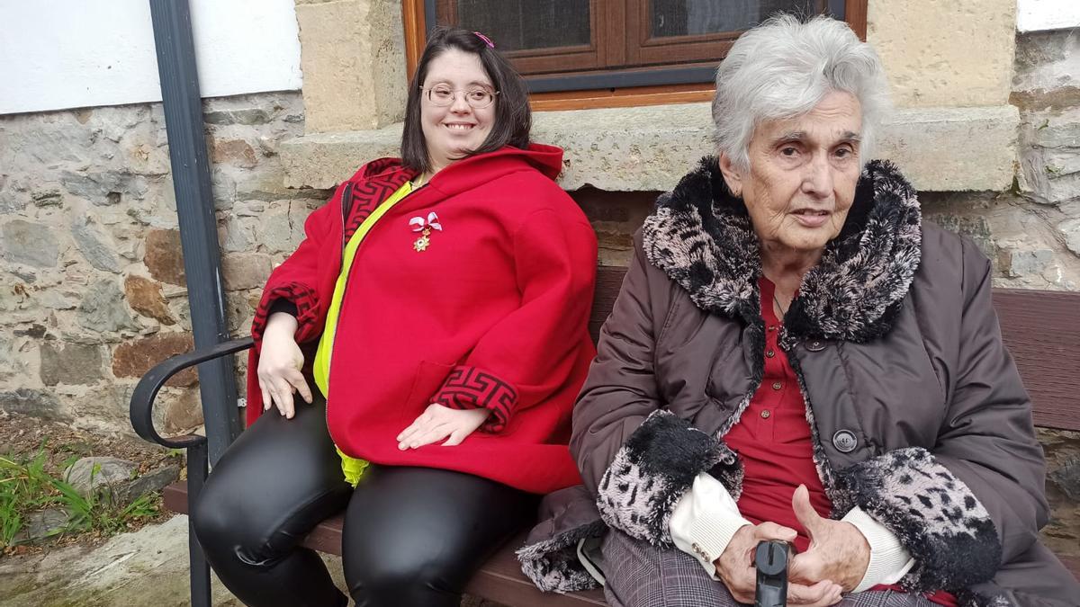 La diseñadora Lady Isabel, Isabel García Salguero, con la medalla de oro de Cruz Roja que le impuso la reina el año pasado, con su abuela, Ángeles Méndez.