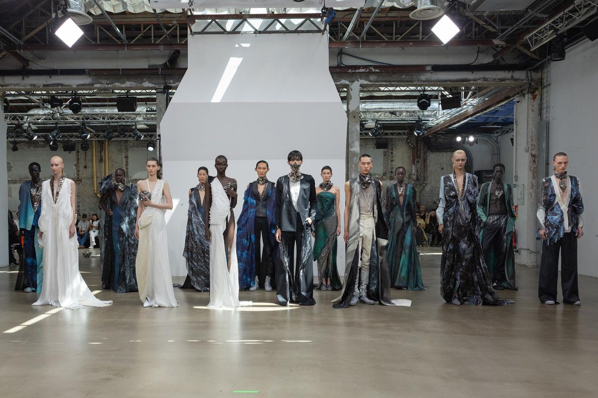 La última colección de alta costura del diseñador japonés Yuima Nakazato, presentada en París.