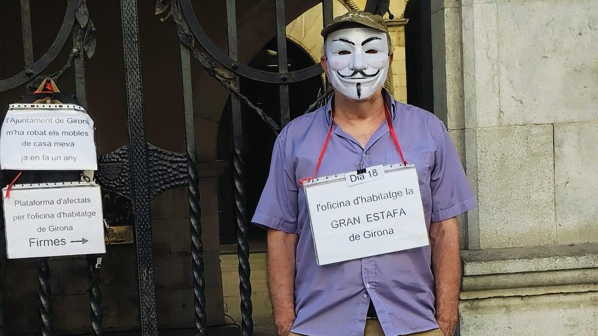 El veí en un dels dies que ha protestat.