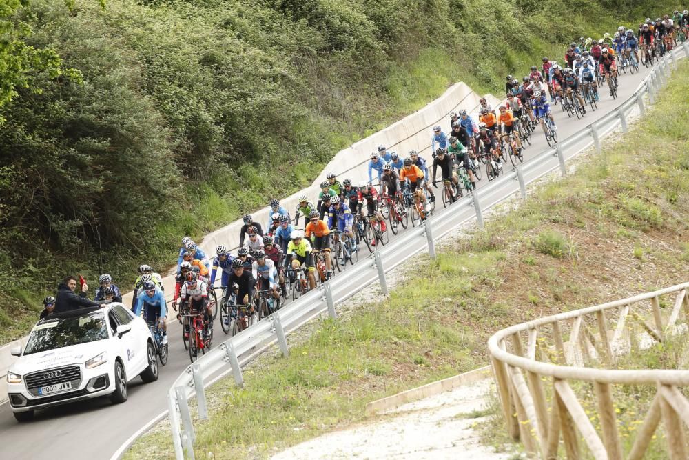 Segunda etapa de la Vuelta a Asturias entre Ribera de Arriba y el Alto del Acebo.