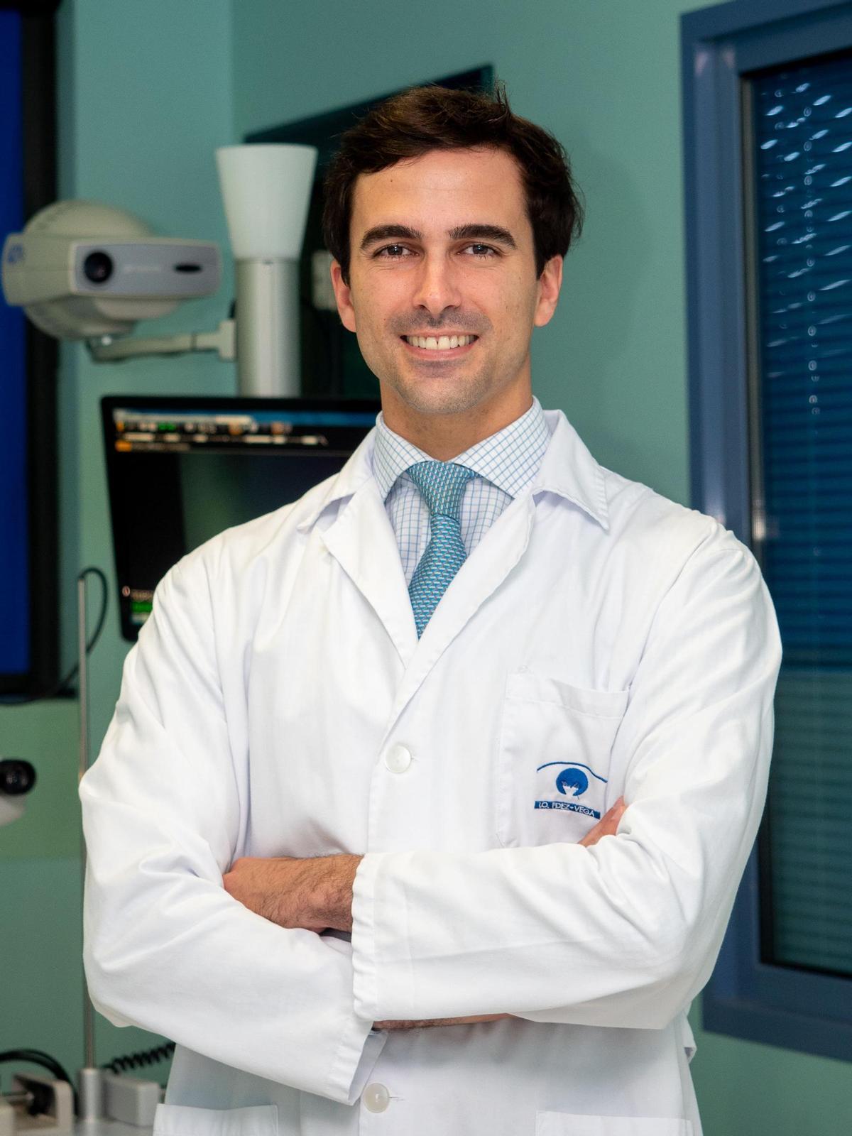 Dr. Carlos Fernández-Vega González, especialista en oculoplastia