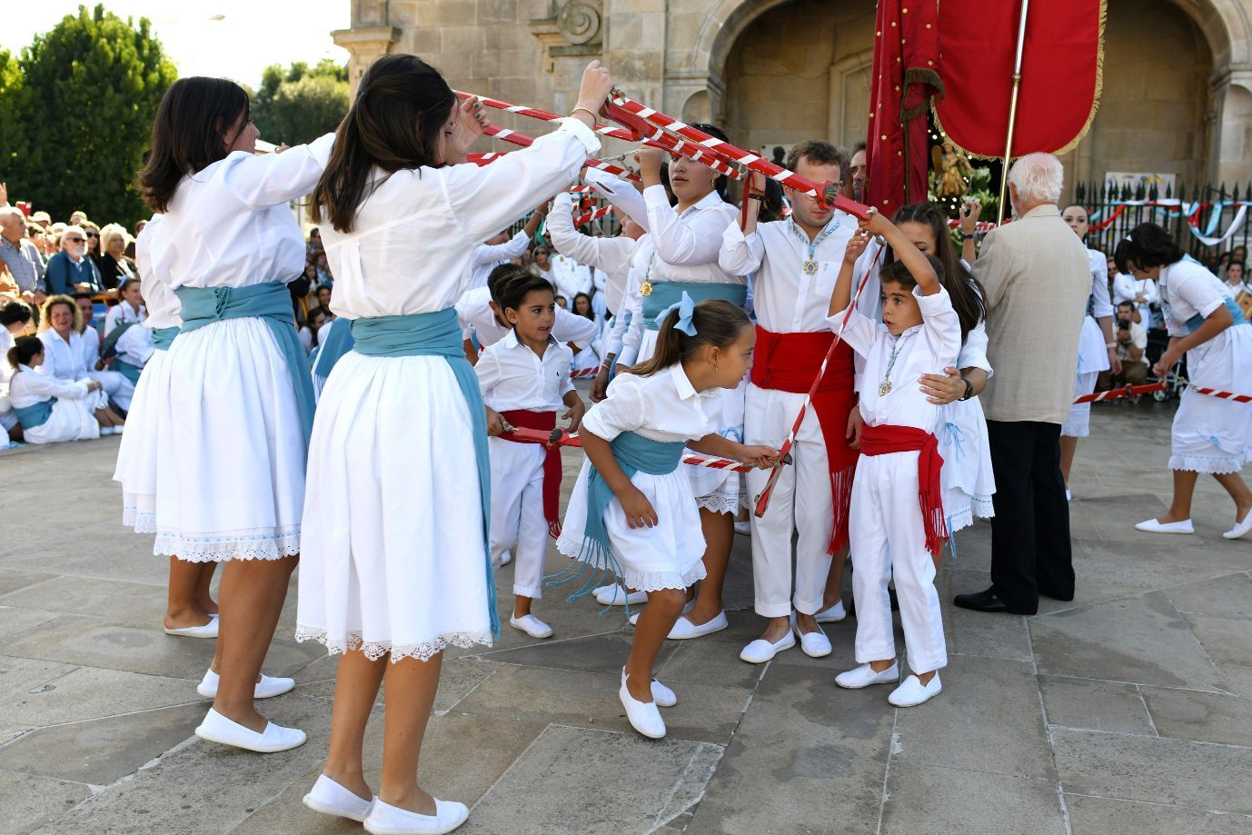 La Danza de Espadas de Marín rompe con dos años de pandemia