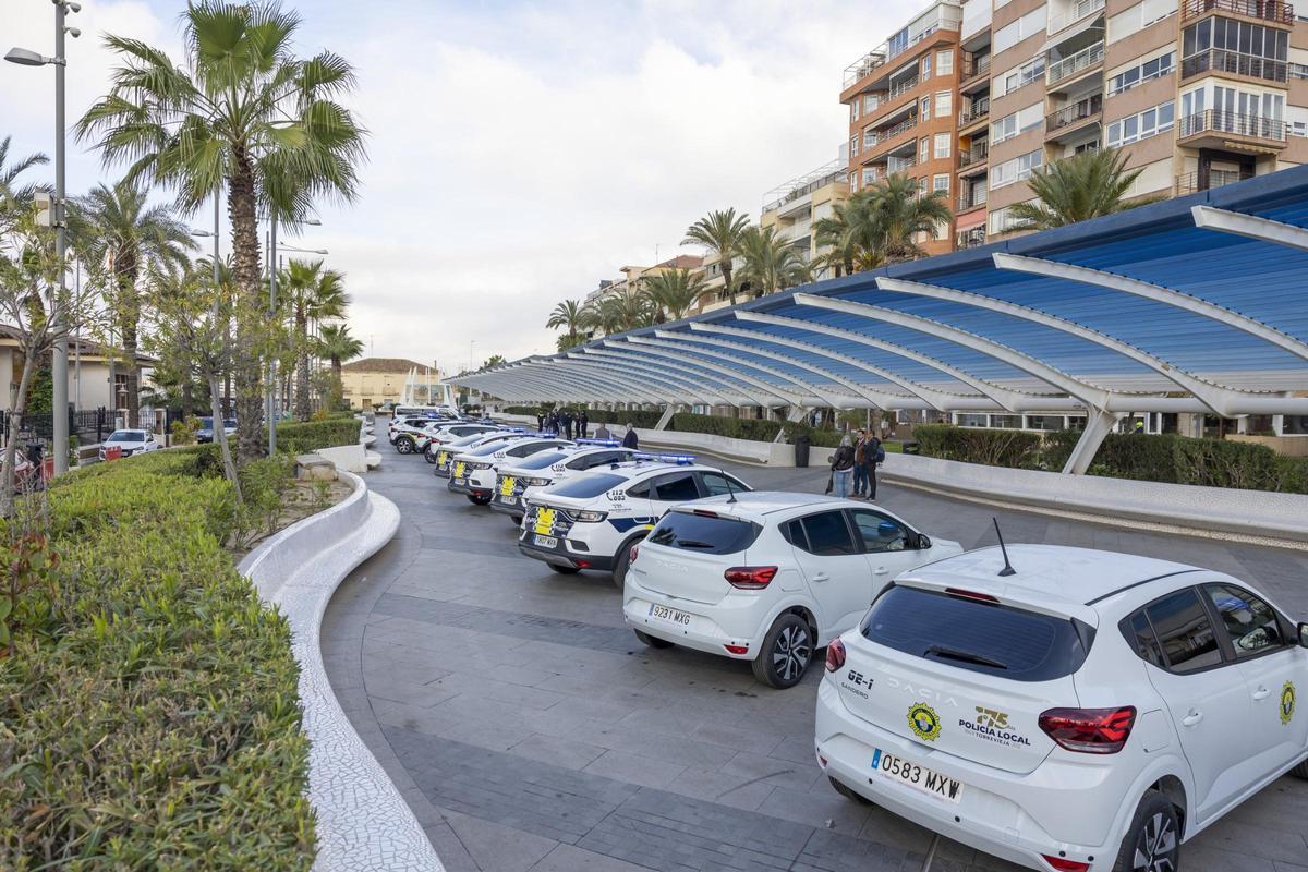 Presentación de los nuevos vehículos policiales en el paseo Vista Alegre de Torrevieja