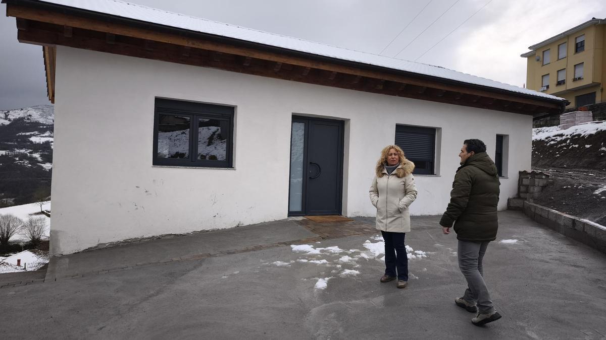 Gema Álvarez y Roberto Campomanes, visitando las obras recién terminadas.