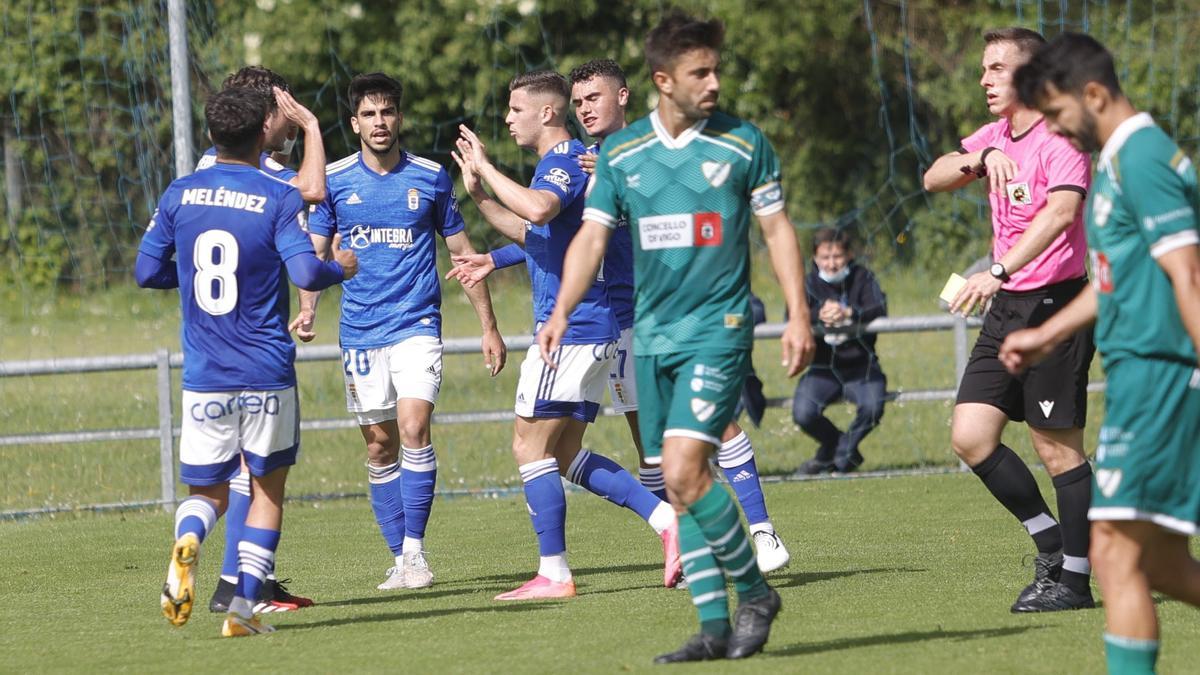 Los jugadores del Vetusta celebran el gol