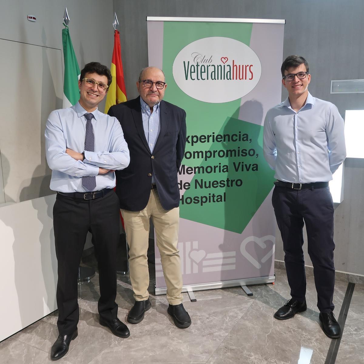 Manuel Arias, exdirector de la Escuela de Espalda del hospital Reina Sofía, con sus hijos, ambos también médicos del hospital.