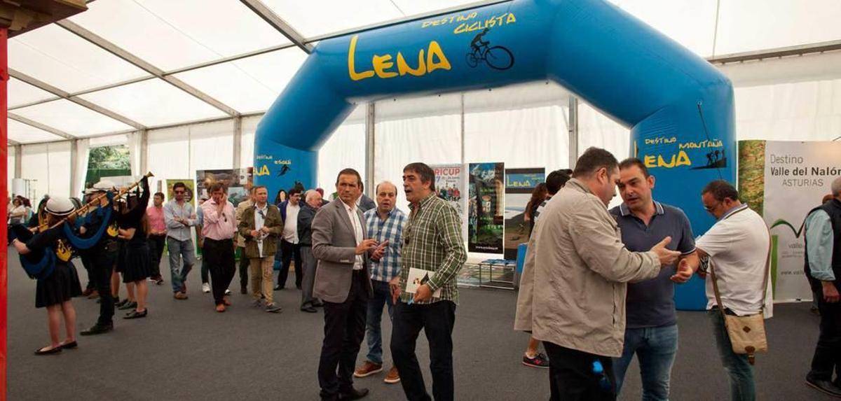 Expositores de fuera de Asturias participan en el certamen de Hunosa