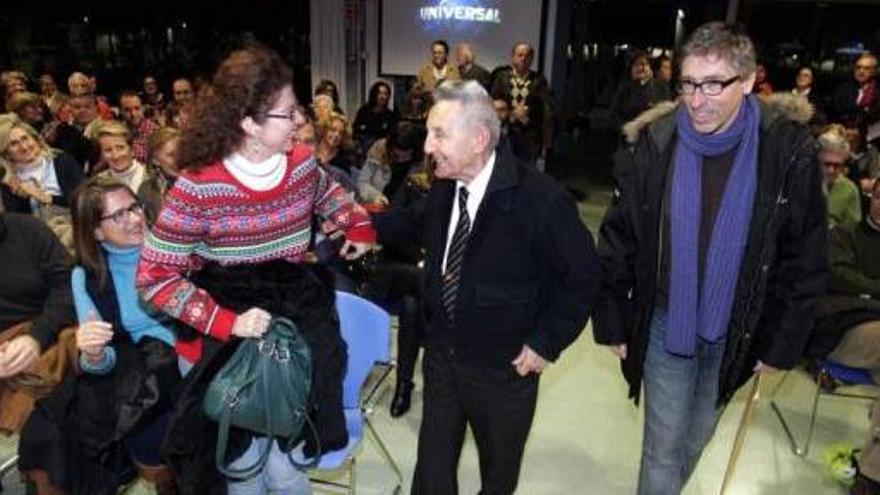 El director de cine David Trueba y el profesor Juan Carrión saludando al público, ayer en el CIM.