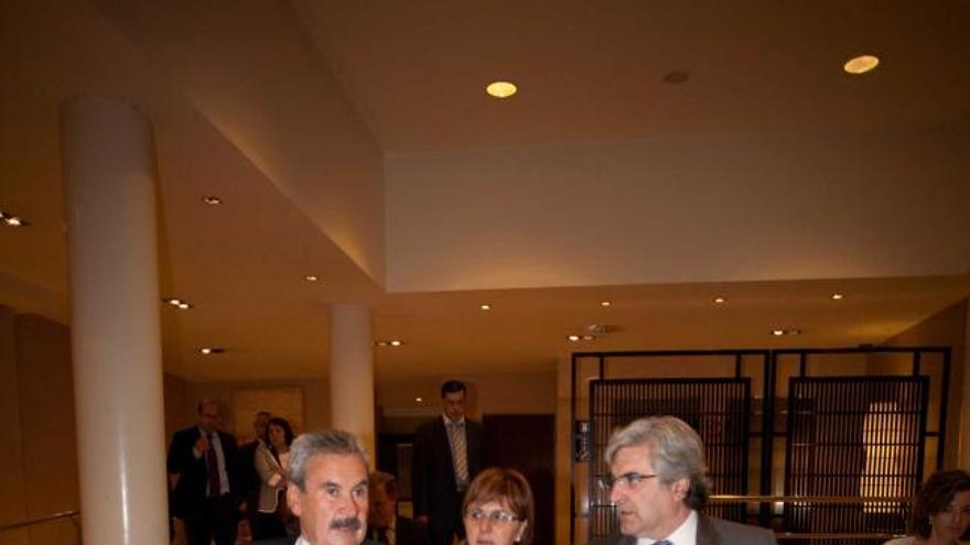 Por la izquierda, Graciano Torre, Pilar Varela y Javier San Martín, ayer, en Avilés.