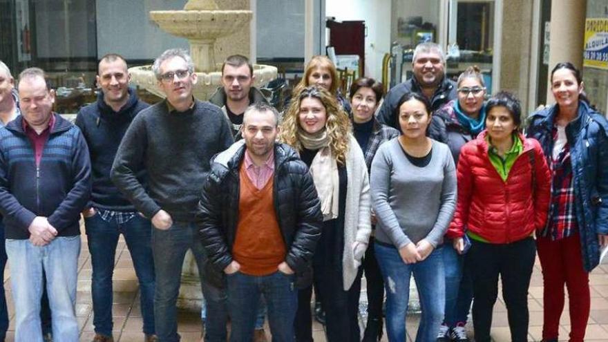 Algunos de los hosteleros, ayer, en la presentación en Cangas. // Gonzalo Núñez