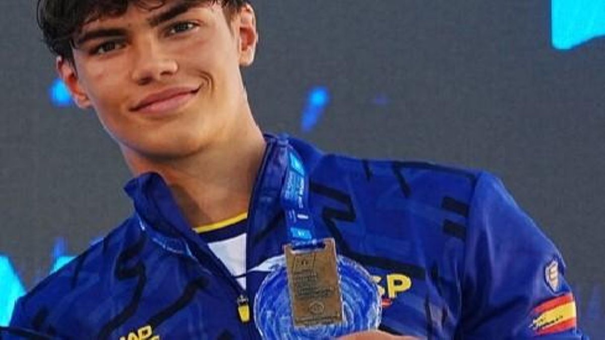 Luca Hoek exhibe su medalla de oro lograda en el campeonato de Europa júnior de natación.