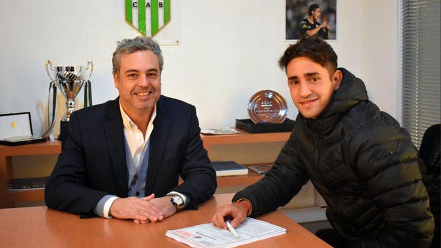 Cecchini, firmando su contrato como nuevo jugador de Banfield, junto al presidente de la entidad argentina, Eduardo Spinosa.