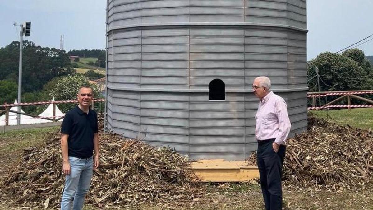 El alcalde, Iván Fernández, y el concejal de Festejos de Corvera, Rafael Alonso, a los pies de la imponente hoguera.
