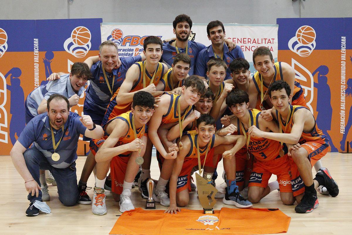 El Fundación Valencia Bàsquet 2000 Alcorrocs, en categoría masculina, levantó el máximo trofeo de la categoría en esta temporada 2021-2022.