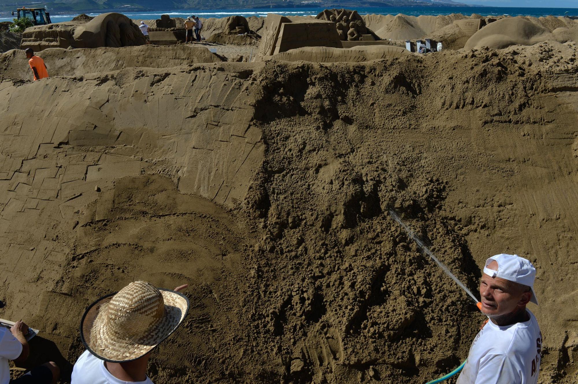 Construcción de los belenes de arena en Las Canteras