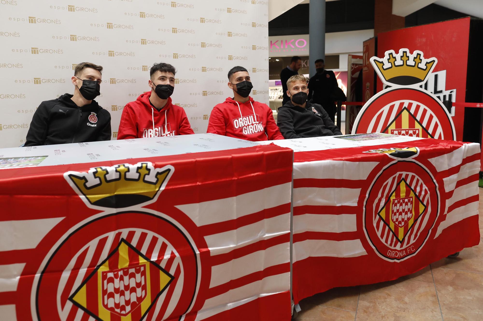 Cues per un autògraf dels jugadors del Girona