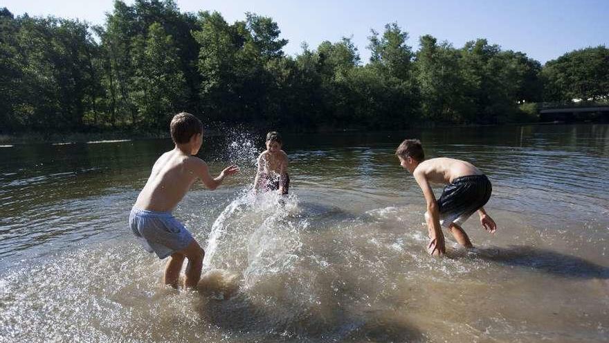 Niños disfrutando de la playa fluvial de Liñares. // Bernabé/Cris M.V.