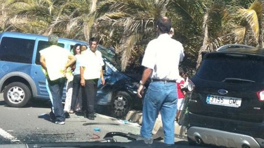 Los dos coches implicados en la colisión, siendo el de la izquierda el que también volcó, ayer, en Arucas. i LP / DLP
