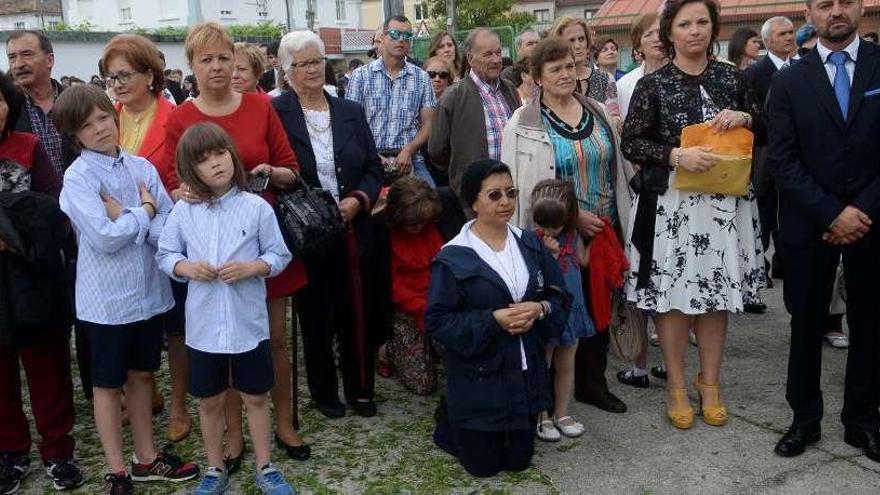 Los niños que tomaron la primera comunión en las fiestas en honor a Nosa Señora da Xunqueira, celebradas ayer en Vilagarcía de Arousa. // Noé Parga