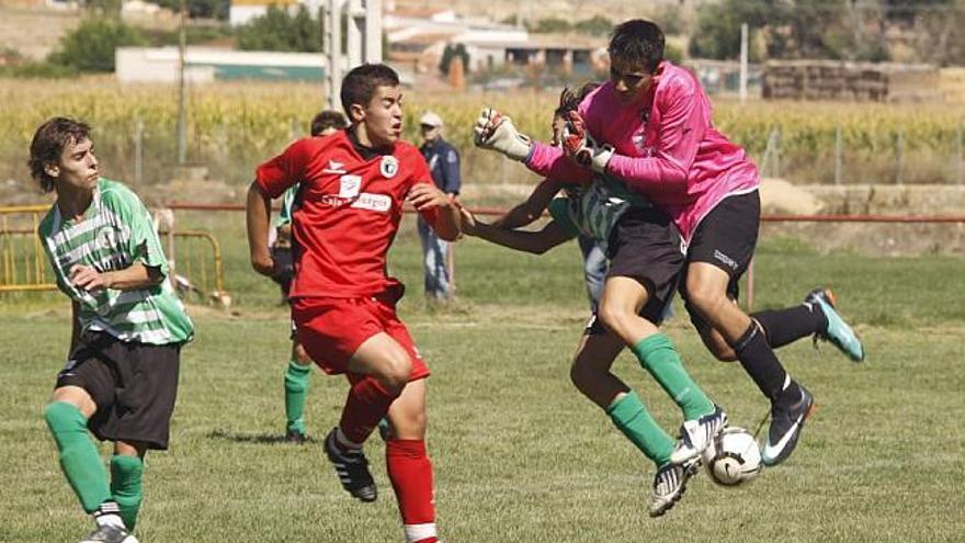 El meta del Burgos comete falta sobre uno de los jugadores locales.