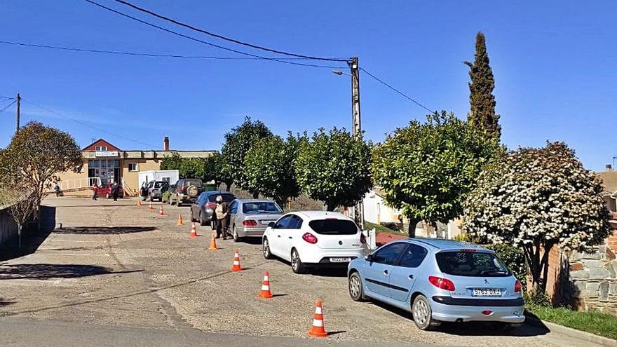 Cola de coches en el Centro de Salud de Alcañices. | Ch. S. 