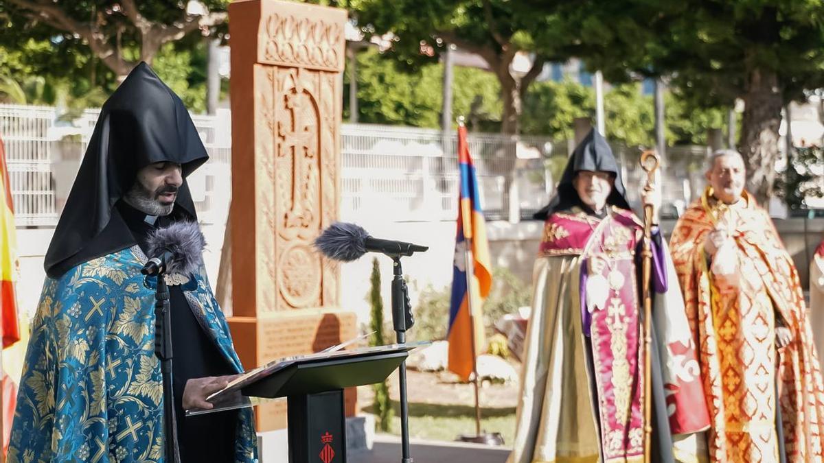 Momento en el que se descubre la cruz armenia.