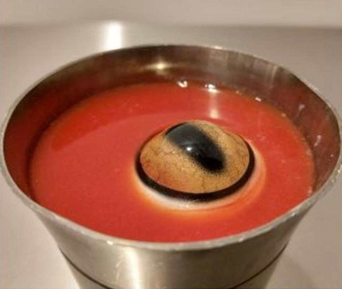 Ojo de oveja en zumo de tomate