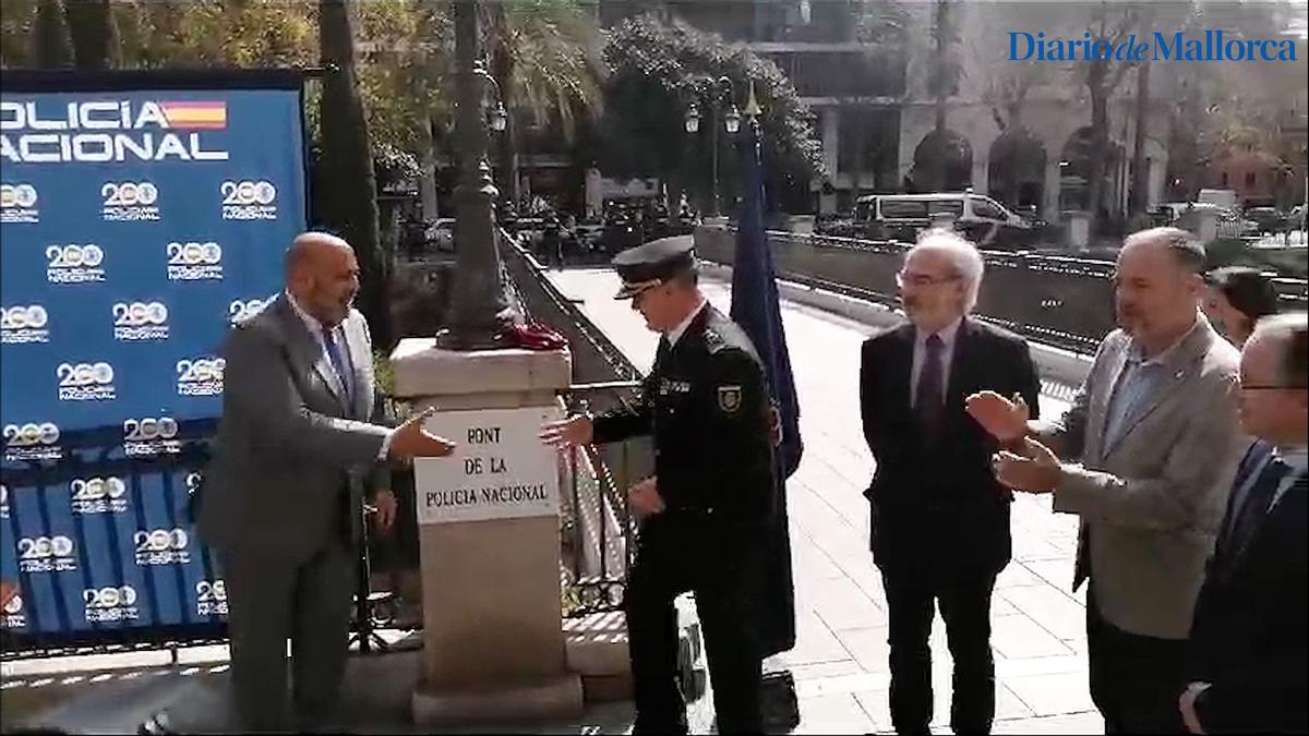 Colocan la placa "Pont de la Policia Nacional" en el paso peatonal del Paseo Mallorca