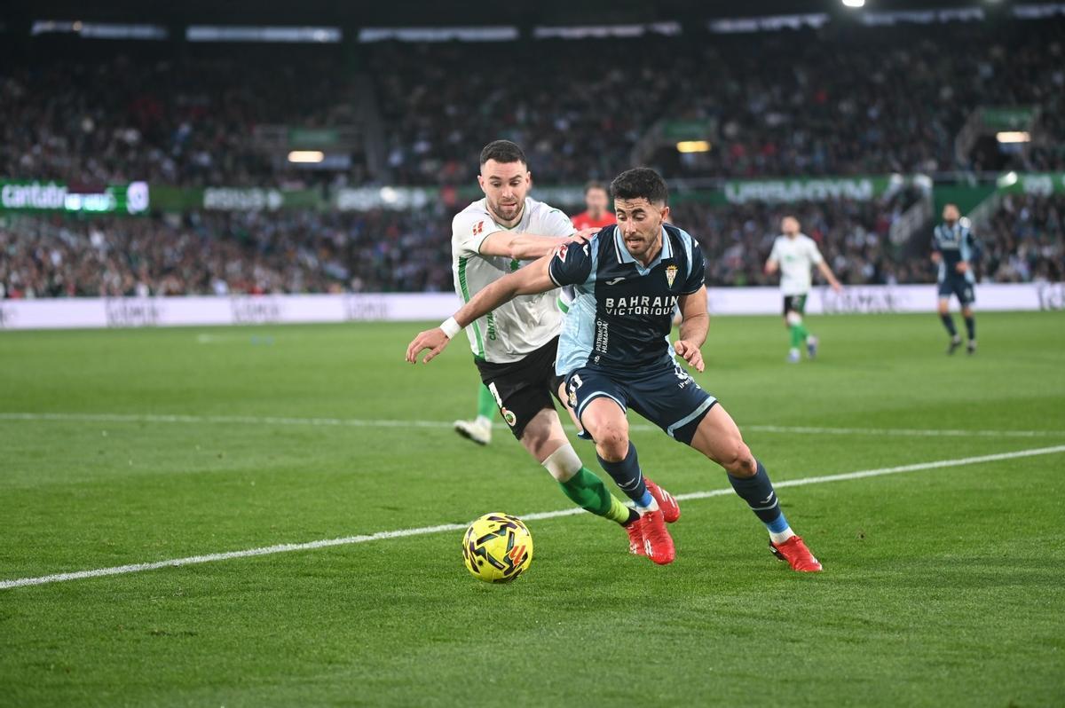 Jacobo protege el balón ante un defensor racinguista, este domingo, en Santander.